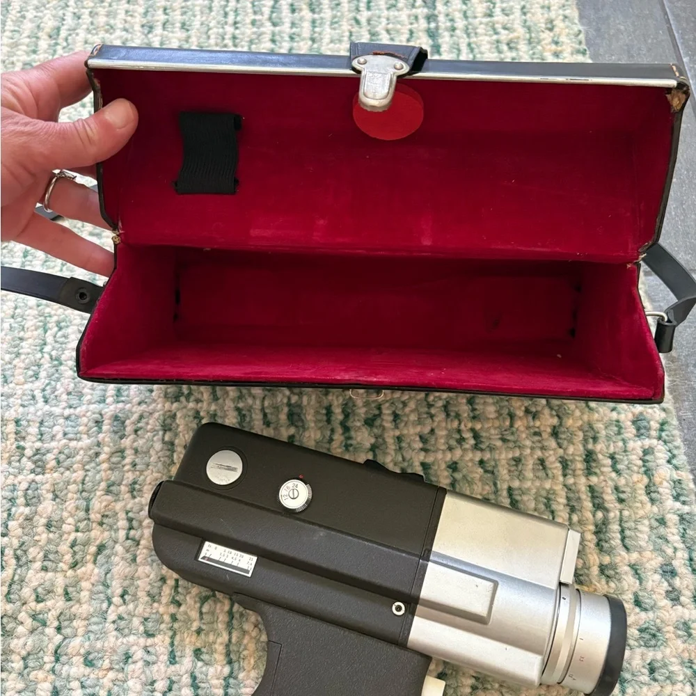 Cinemax-8 Camera video camera with black leather carrying case- mint condition